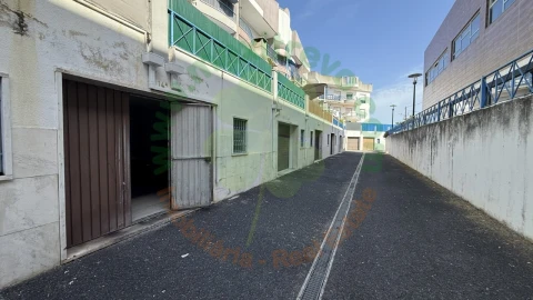 Garagem para Arrendamento em Charneca de Caparica e Sobreda