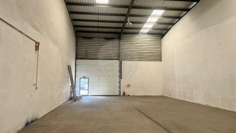 Armazém para Arrendamento em Requeixo, Nossa Senhora de Fátima e Nariz