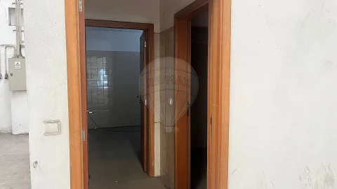 Armazém para Arrendamento em Requeixo, Nossa Senhora de Fátima e Nariz