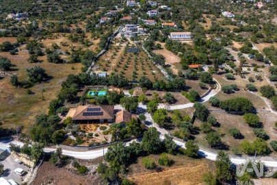 Moradia T4 para Venda em Santa Barbara de Nexe