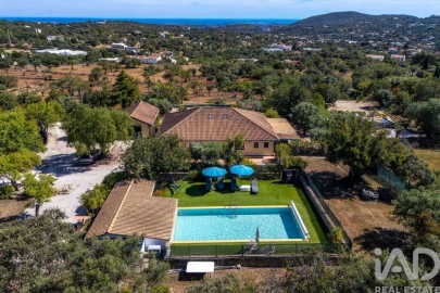 Moradia T4 para Venda em Santa Barbara de Nexe
