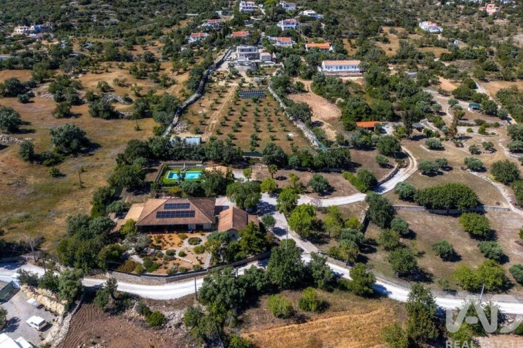 Moradia T4 para Venda em Santa Barbara de Nexe Foto 36
