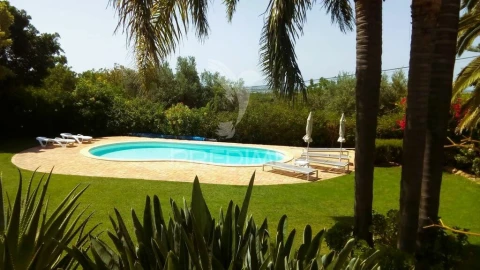 Moradia T5 para Venda em Santa Barbara de Nexe
