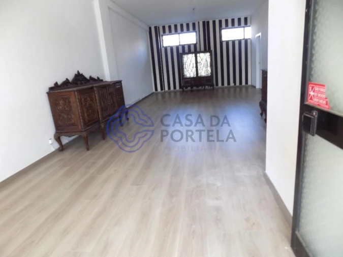 Loja para Arrendamento em Vilar de Andorinho Foto 3