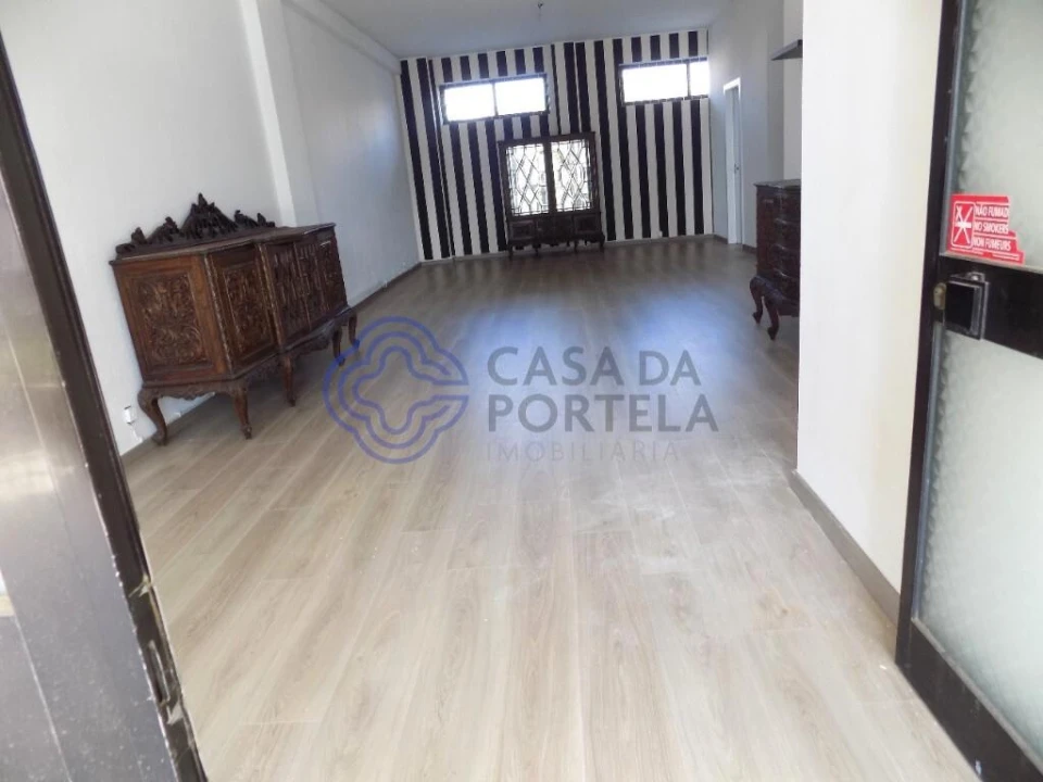 Loja para Arrendamento em Vilar de Andorinho Foto 4