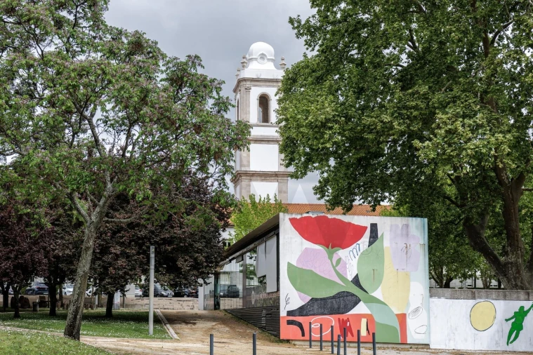 Prédio para Venda em Romeira e Várzea Foto 22