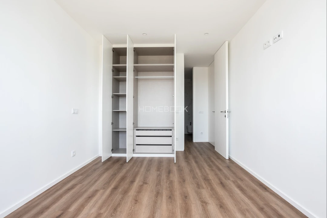 Apartamento T2 para Venda em Quelfes Foto 24