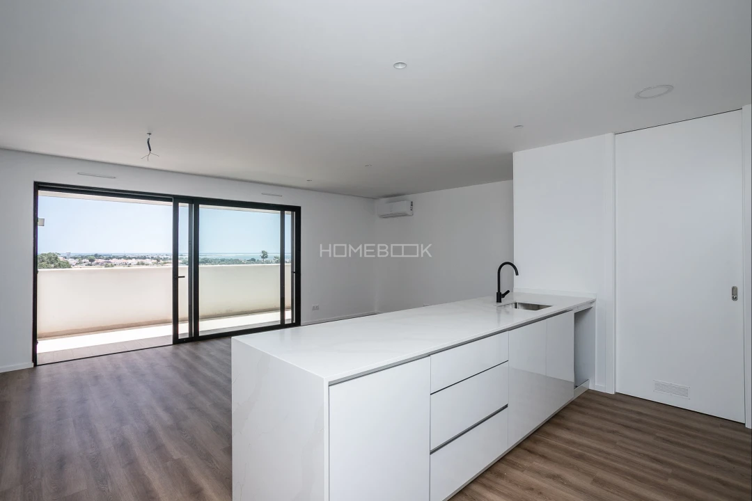 Apartamento T2 para Venda em Quelfes Foto 11