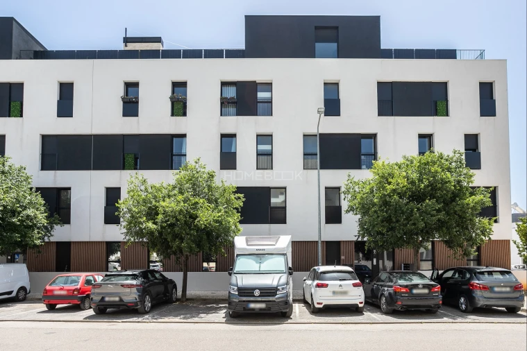 Apartamento T2 para Venda em Quelfes Foto 3