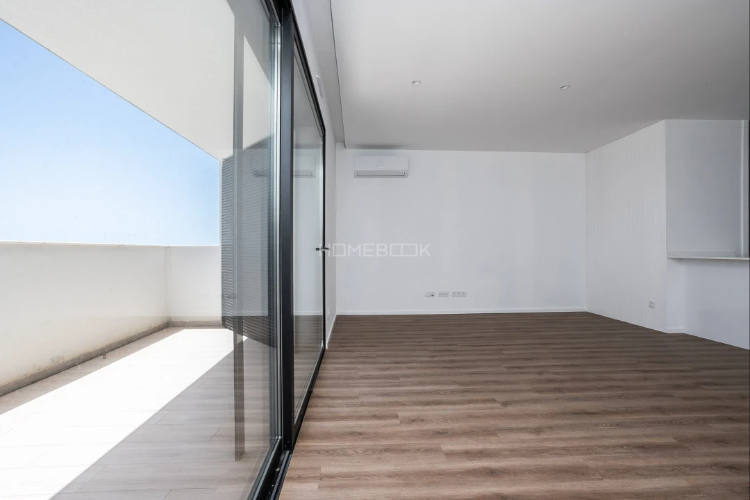 Apartamento T2 para Venda em Quelfes Foto 12