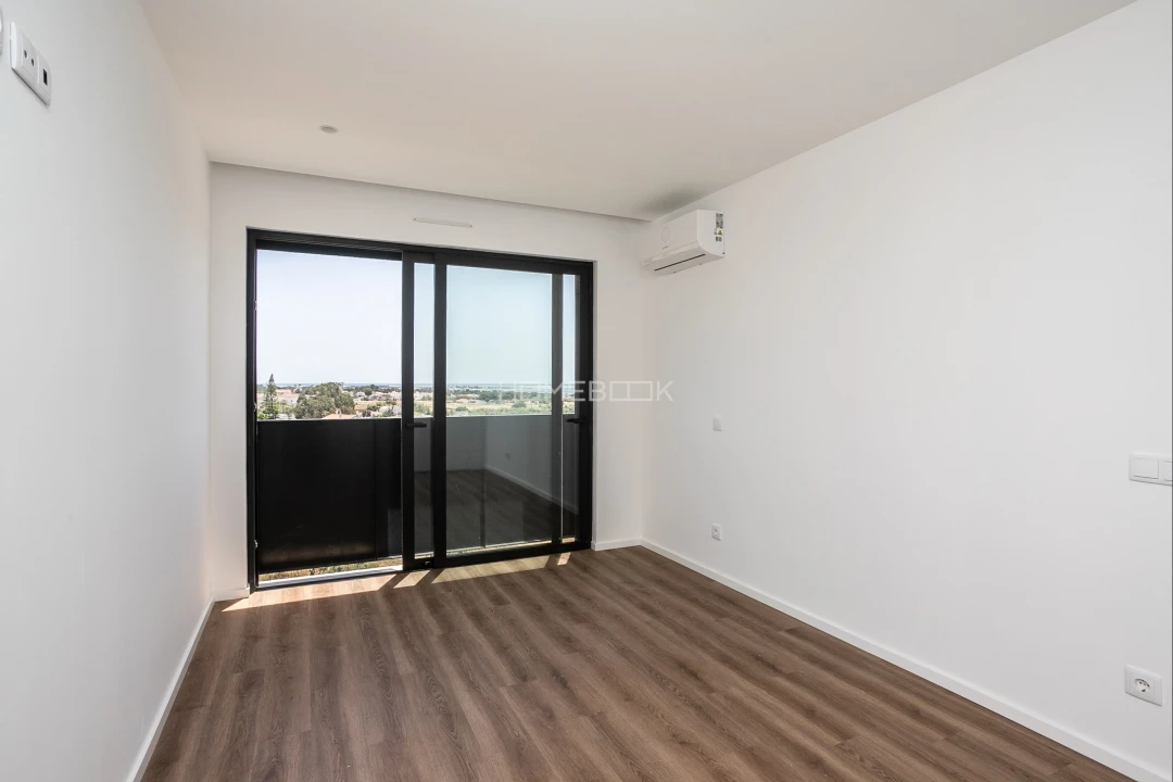 Apartamento T2 para Venda em Quelfes Foto 27