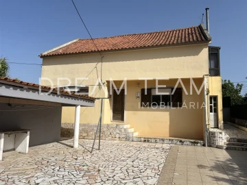 Moradia T4 para Venda em Charneca de Caparica e Sobreda