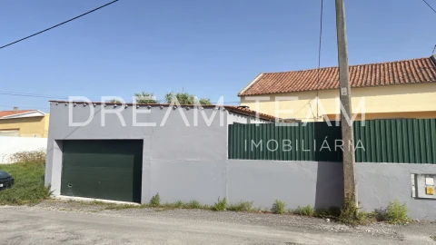 Moradia T4 para Venda em Charneca de Caparica e Sobreda