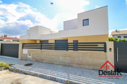 Moradia T4 para Venda em Campo