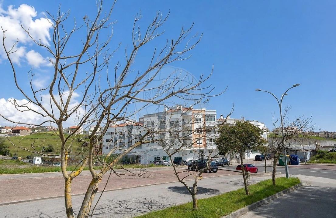 Terreno para Venda em Casal de Cambra Foto 1