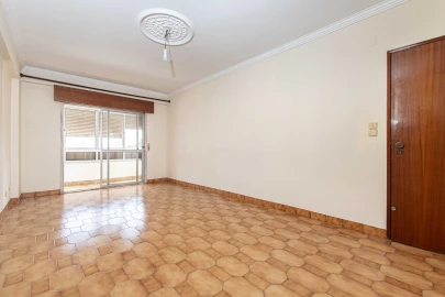 Apartamento T2 para Arrendamento em Massamá e Monte Abraão
