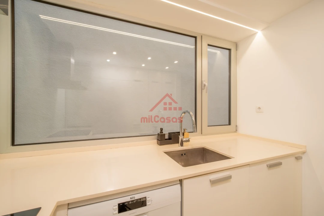 Apartamento T1 para Arrendamento em Santa Maria, São Pedro e Matacães Foto 11
