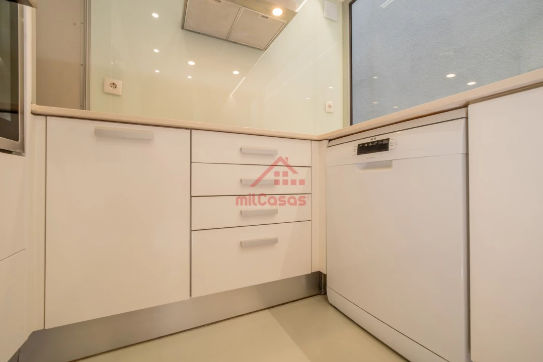 Apartamento T1 para Arrendamento em Santa Maria, São Pedro e Matacães Foto 12