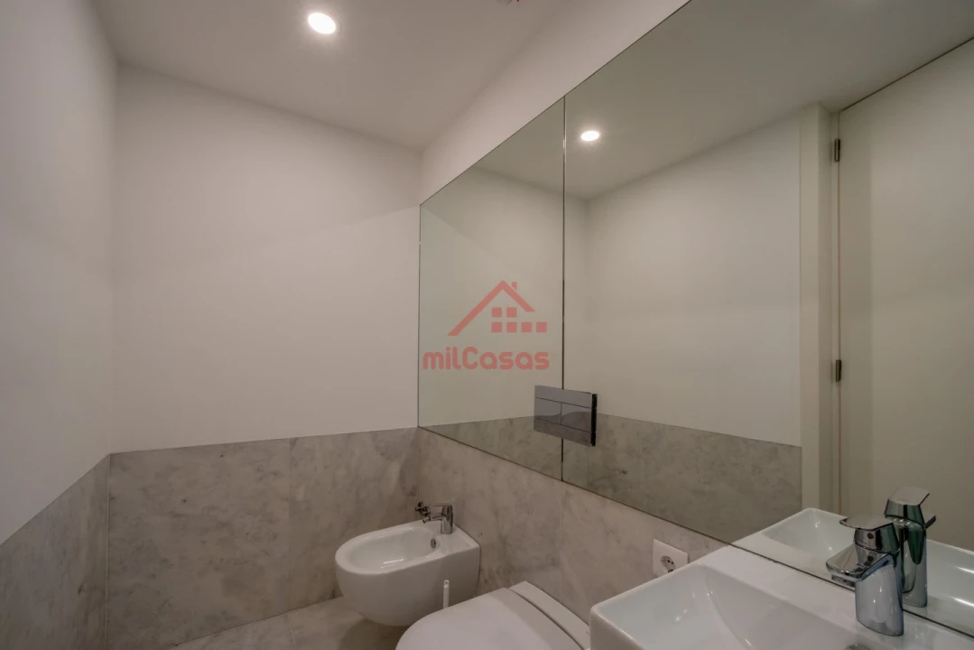 Apartamento T1 para Arrendamento em Santa Maria, São Pedro e Matacães Foto 19