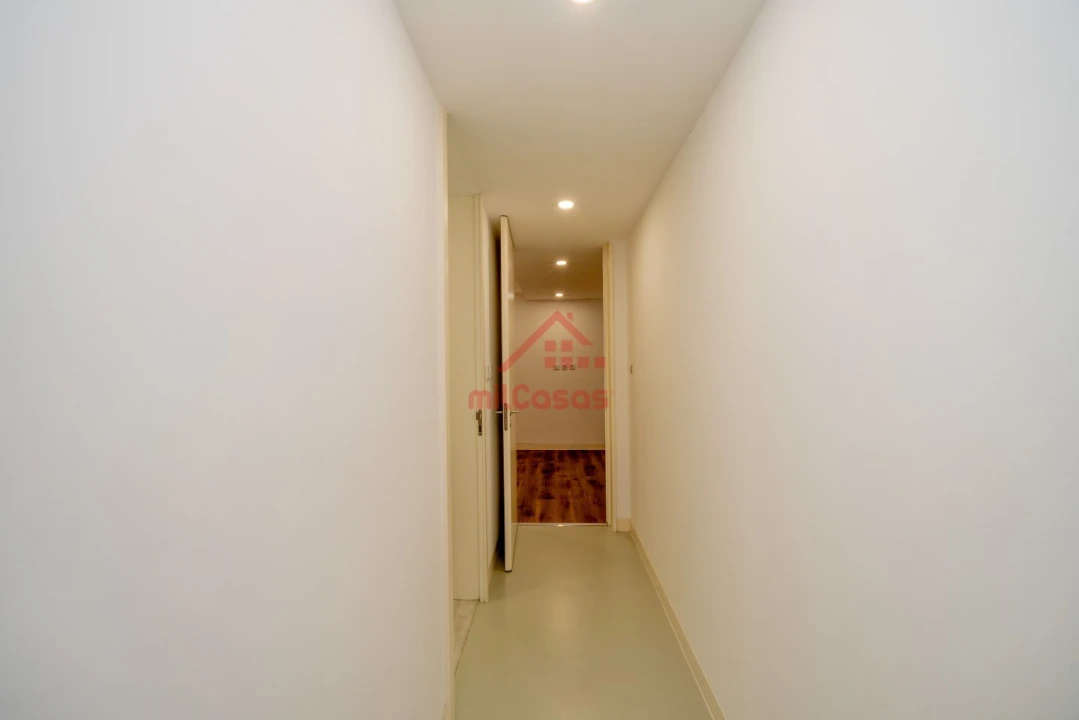 Apartamento T1 para Arrendamento em Santa Maria, São Pedro e Matacães Foto 21