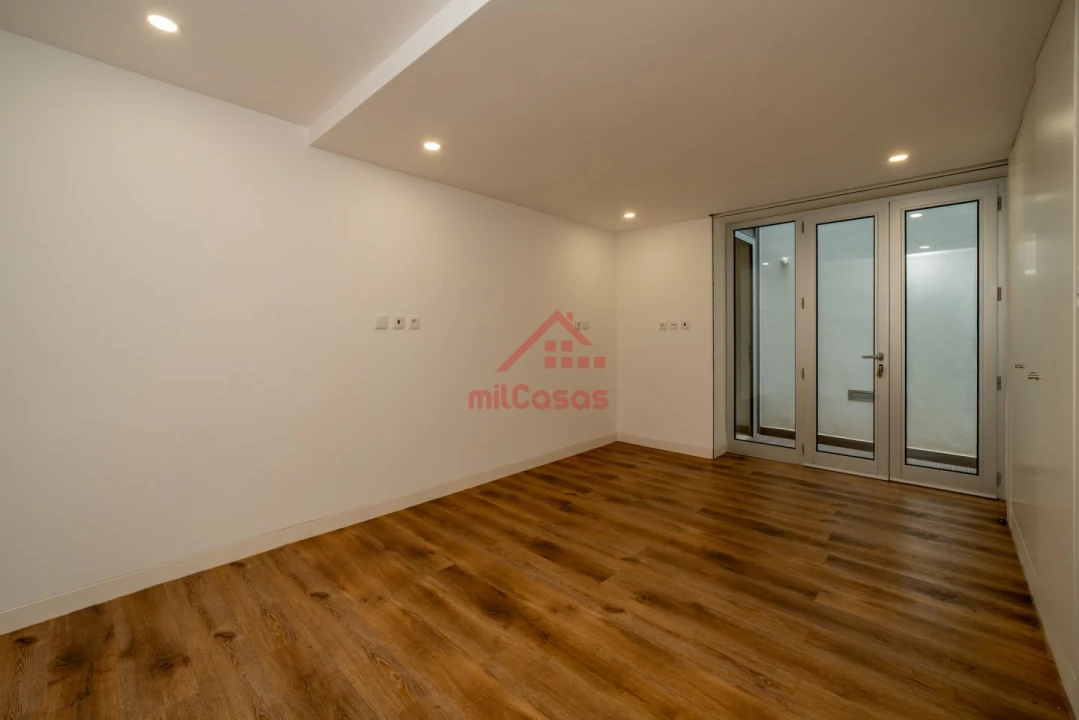 Apartamento T1 para Arrendamento em Santa Maria, São Pedro e Matacães Foto 23