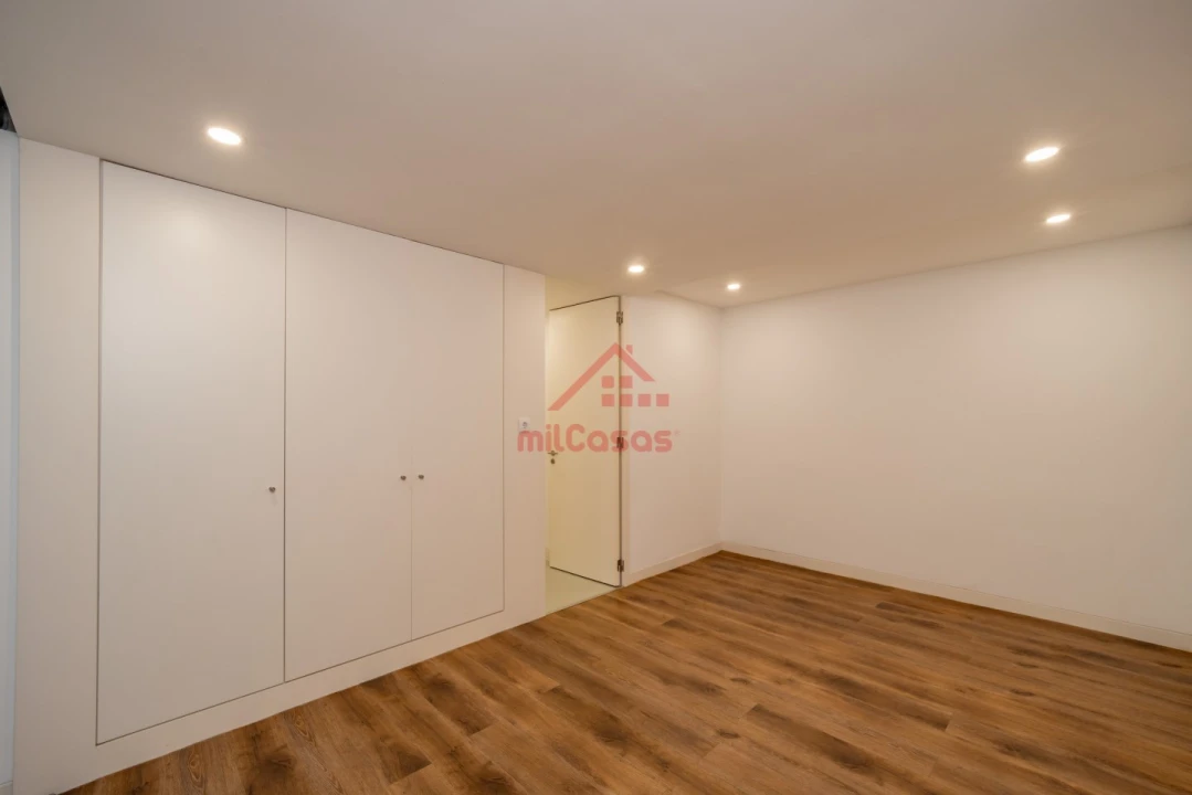 Apartamento T1 para Arrendamento em Santa Maria, São Pedro e Matacães Foto 25