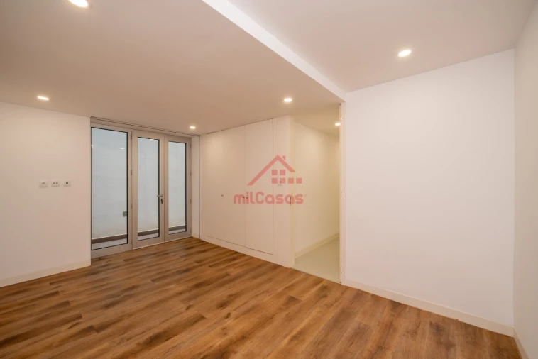 Apartamento T1 para Arrendamento em Santa Maria, São Pedro e Matacães Foto 24