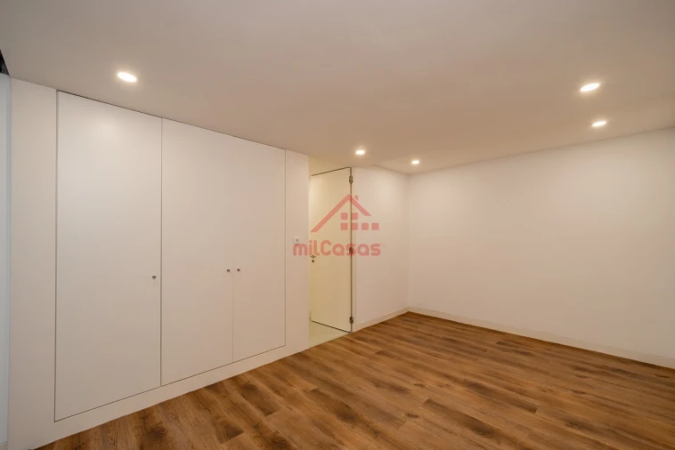 Apartamento T1 para Arrendamento em Santa Maria, São Pedro e Matacães Foto 25