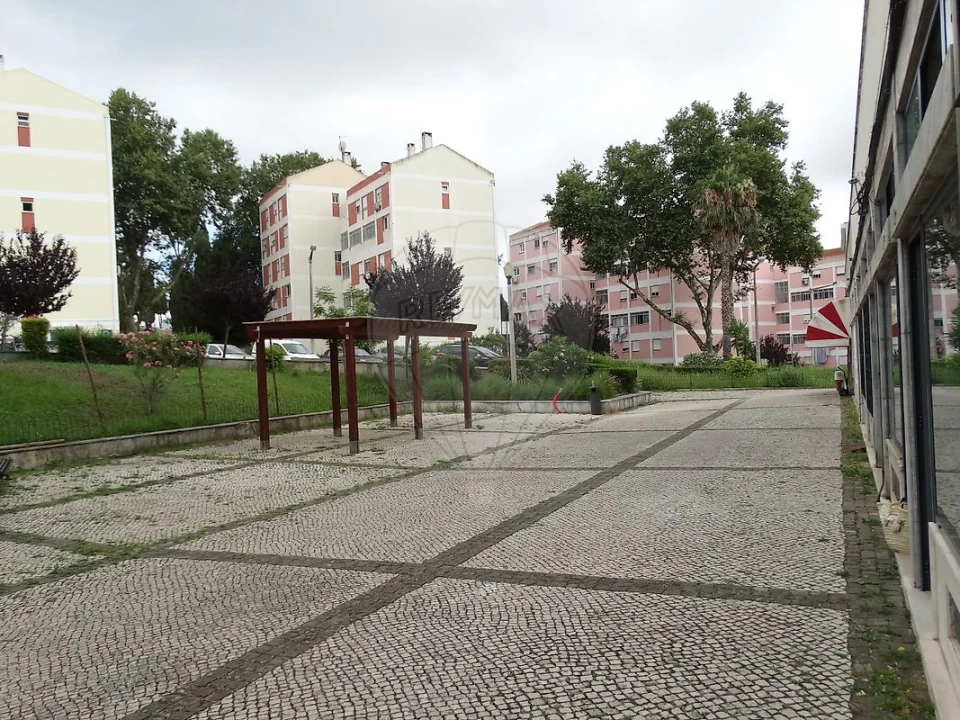 Loja para Arrendamento em Benfica Foto 2