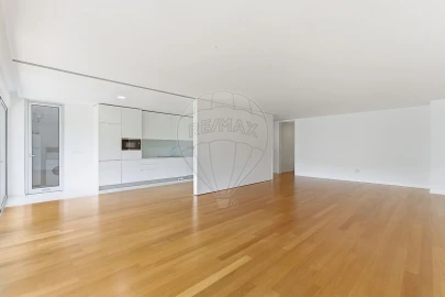 Apartamento T4 para Arrendamento em Queluz e Belas