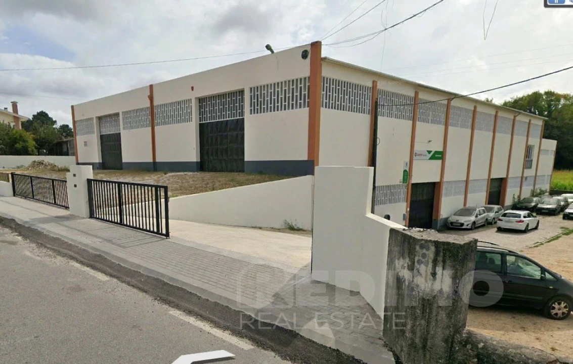 Armazém para Arrendamento em Milheiros de Poiares Foto 1