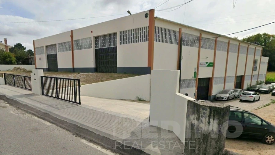 Armazém para Arrendamento em Milheiros de Poiares