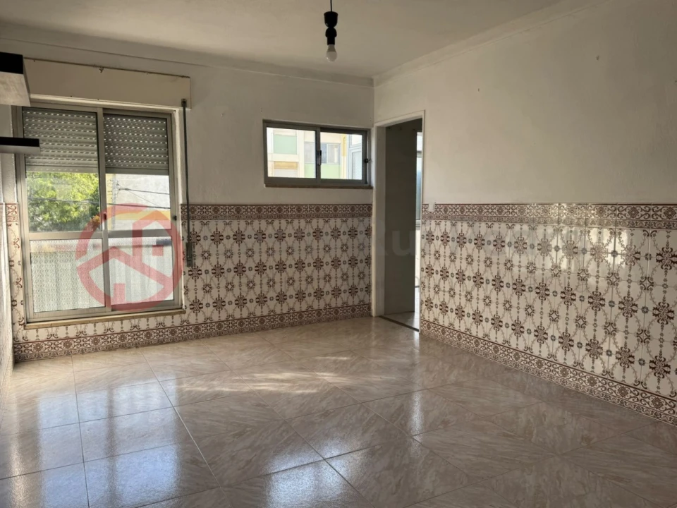 Apartamento T4 para Venda em Laranjeiro e Feijó Foto 1