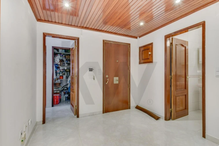 Apartamento T3 para Venda em Carnide Foto 2