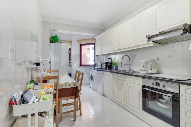 Apartamento T3 para Venda em Carnide Foto 3