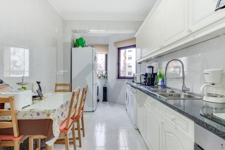 Apartamento T3 para Venda em Carnide Foto 4