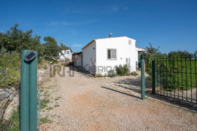 Moradia T3 para Venda em Santa Barbara de Nexe