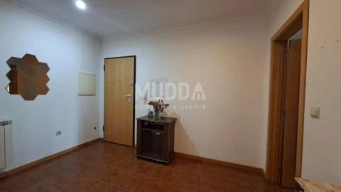 Apartamento T2 para Venda em Sé, Santa Maria e Meixedo