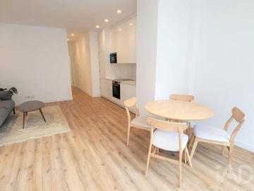Apartamento T2 para Arrendamento em Penha de França