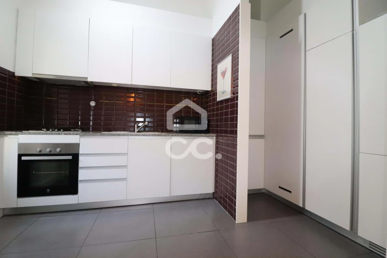 Apartamento T2 para Arrendamento em Sé Nova, Santa Cruz, Almedina e São Bartolomeu Foto 4