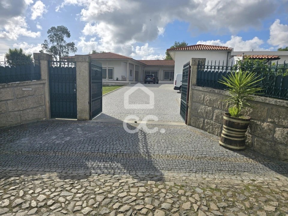 Moradia T4 para Venda em Areias, Sequeirô, Lama e Palmeira Foto 1