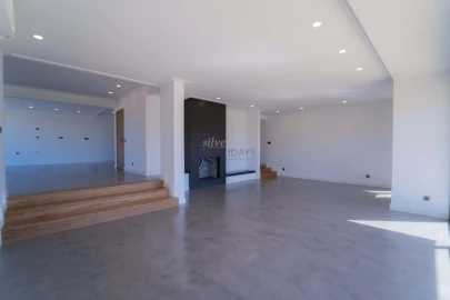 Moradia T5 para Venda em Quarteira