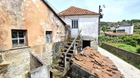Moradia T2 para Venda em Campelo e Ovil