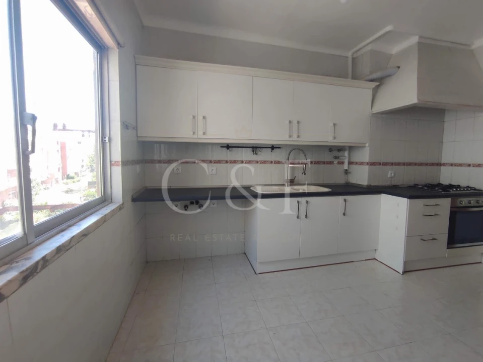 Apartamento T4 para Venda em Rio de Mouro Foto 3