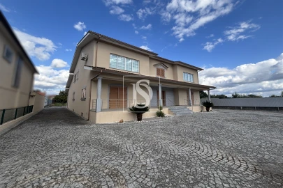 Moradia T5 para Venda em Canas de Santa Maria