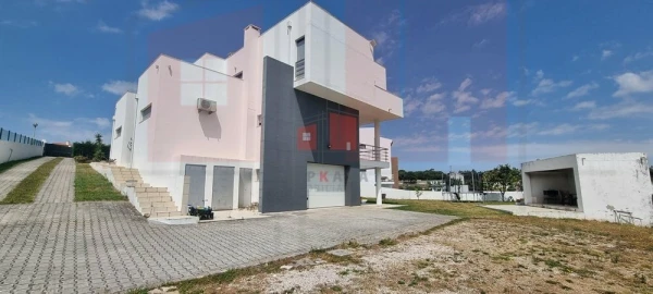 Moradia T5 para Venda em Malveira e São Miguel de Alcainça