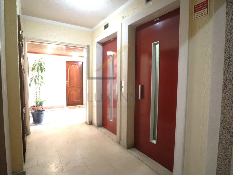 Apartamento T2 para Venda em Algueirão-Mem Martins Foto 2