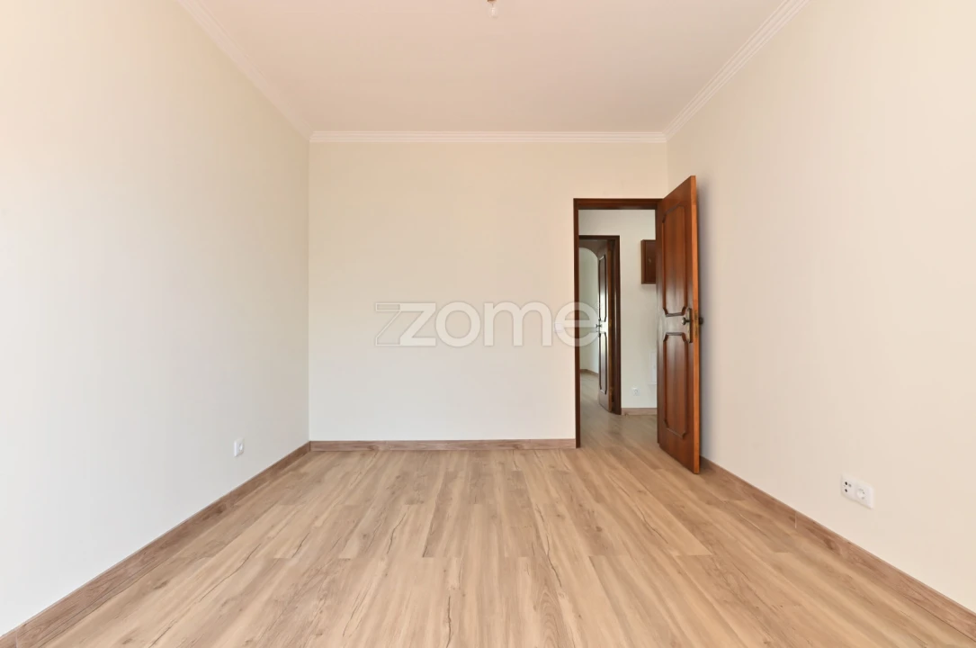 Apartamento T1 para Arrendamento em São Domingos de Rana Foto 11