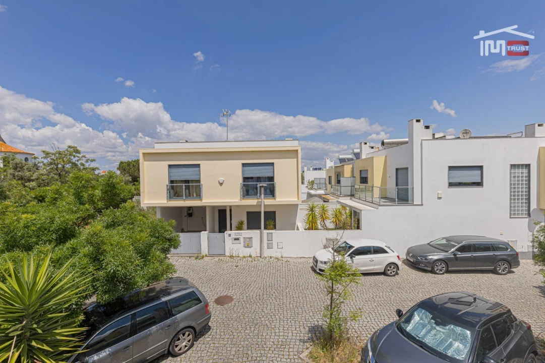 Moradia T4 para Venda em Santo Antonio da Charneca Foto 1