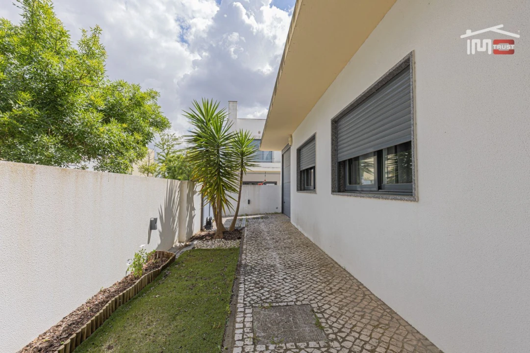 Moradia T4 para Venda em Santo Antonio da Charneca Foto 38